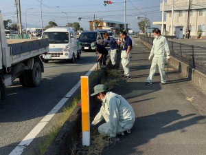 バールを使っての除草作業中